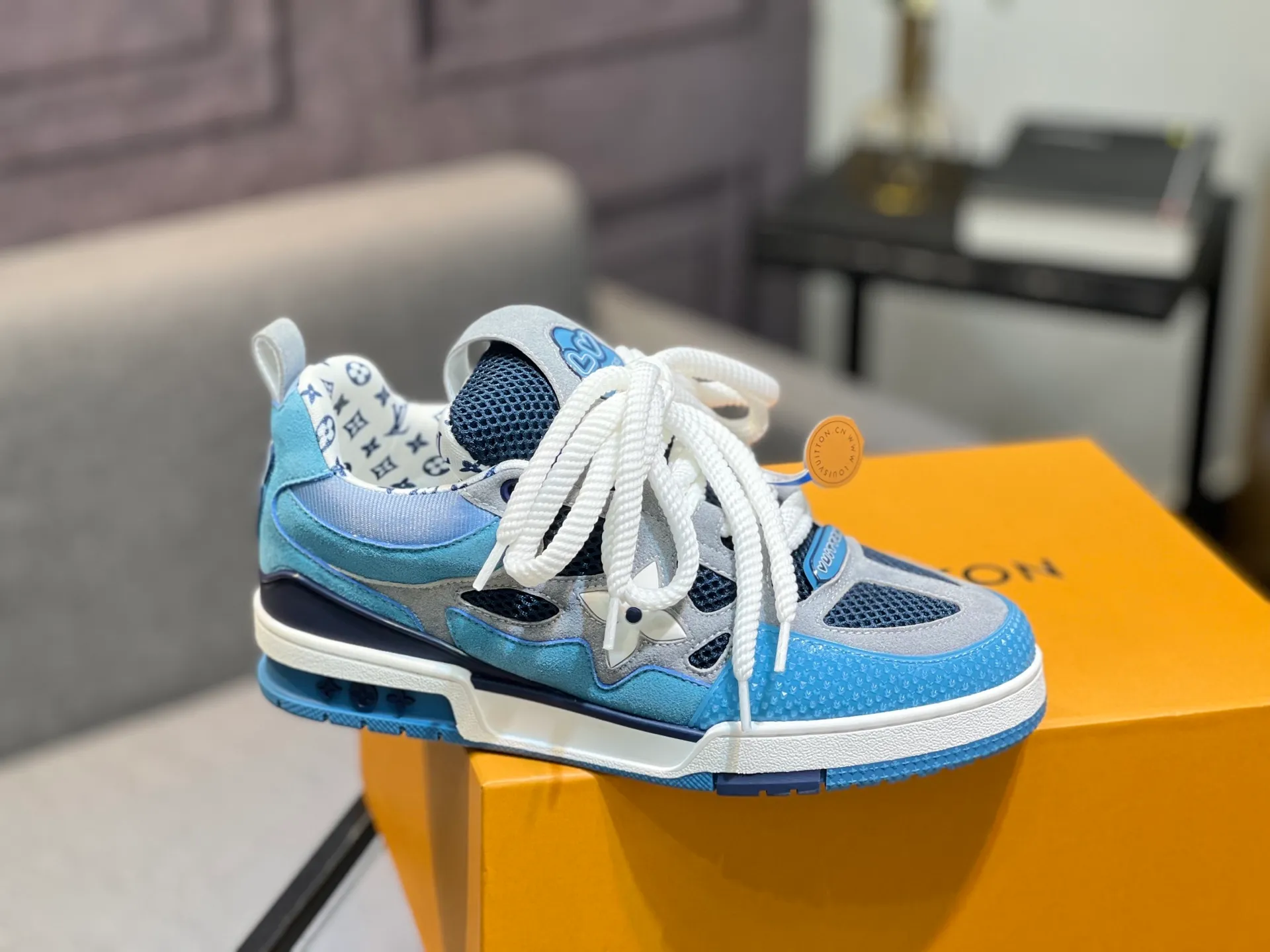 Men's men's shoes💰800 LV top version new style purchasing quality LV~Louis Vuitton LV TRAINER's best-looking sneakers, donkey brand strongly promotes new products, official website limited edition retro basketball sneakers! Both high-top and low-top models spent money to purchase 1:1 accurate reproductions of the originals. The details are invincible and full of sincerity. The imported custom-made original cowhide leather is the same as the original package. The details are 100% restored. The private model customizes the original one-piece TPU outsole. It is different from other brands. Without the original version, this effect cannot be achieved!                Men's and women's models 35-40 39-45 (46 is custom-made and cannot be returned or exchanged)